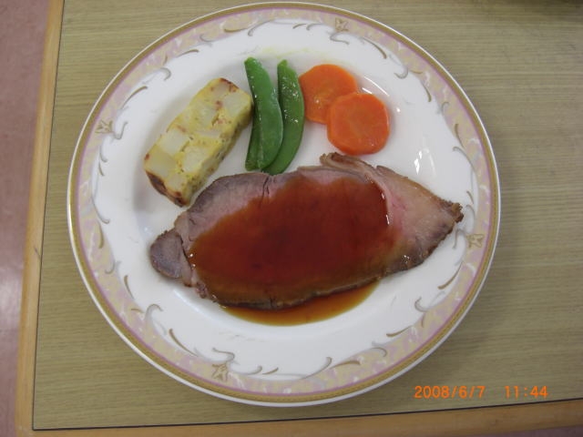 ローストビーフ　和風ソース　温野菜添え