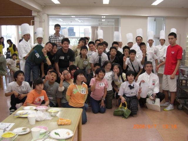 集合写真（生徒と調理師会）