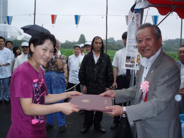 台東区長、吉住弘氏より　　　　　　　賞状を授与される
<BR>宮島美幸さん