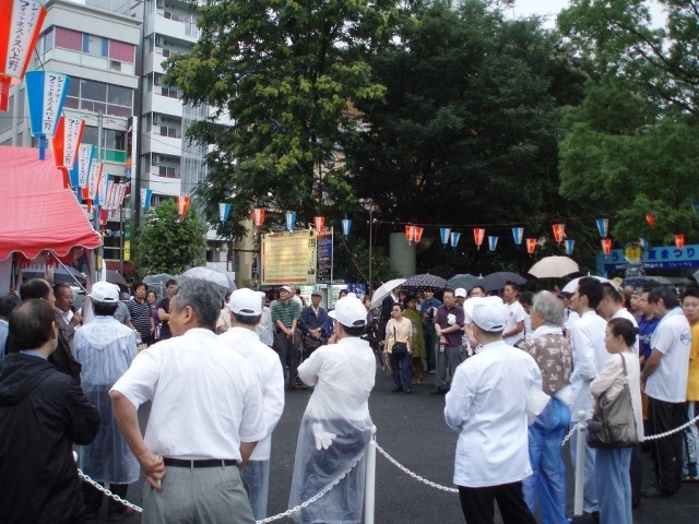 審査発表を待つ選手と　　　　　　　　見学者の皆さん
