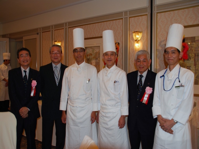 左から飯塚隆副会長、森道雄中央支部長、ロイヤルパークホテル福島隆バンケット調理シェフ、梅崎徳孝料理長、稲垣芳勝中央支部幹事長、斉藤正敏調理部次長 
<BR>
<BR>