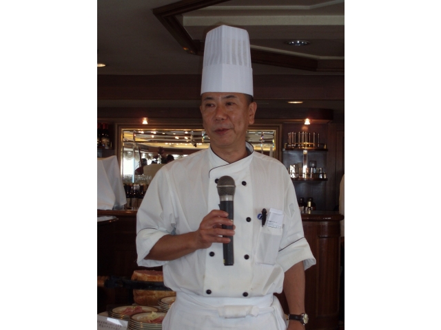 シンフォニークルーズ総料理長
<BR>小濱雅説氏