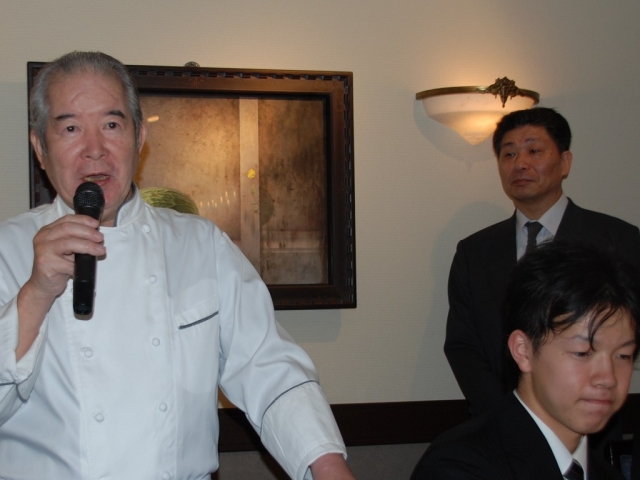 参加者の椅子に手を掛けながら
<BR>お話された井上旭氏