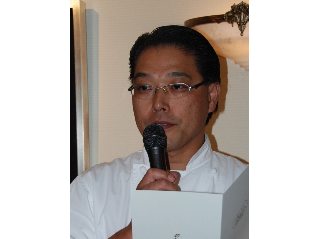 メニューの説明をする
<BR>阿部彰料理長