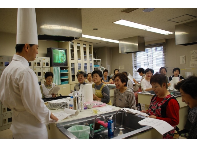 終始笑顔の料理講習会