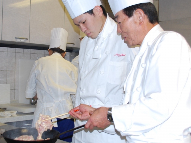堀切前支部長が
<BR>肉の焼き方を指導