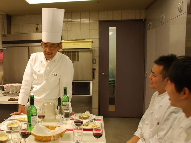 参加者と談笑する梅崎氏