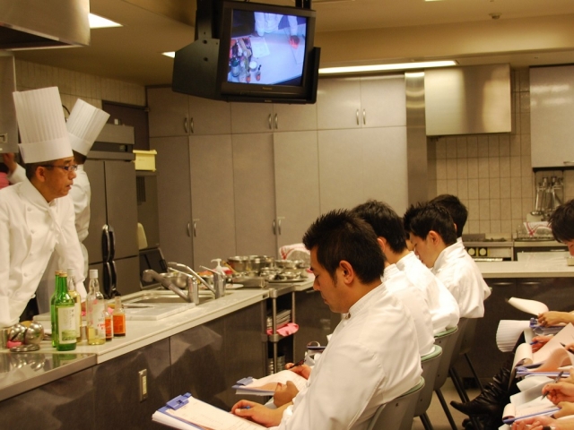 調理のポイントを伝える梅崎信正氏