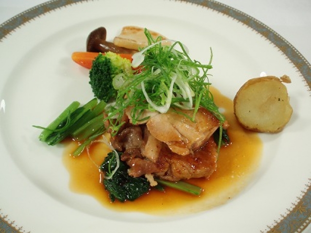 グランドプリンスホテル高輪による、京赤地鶏のスパイス風味焼きと京の旬野菜、蜂蜜風味のソースを添えて