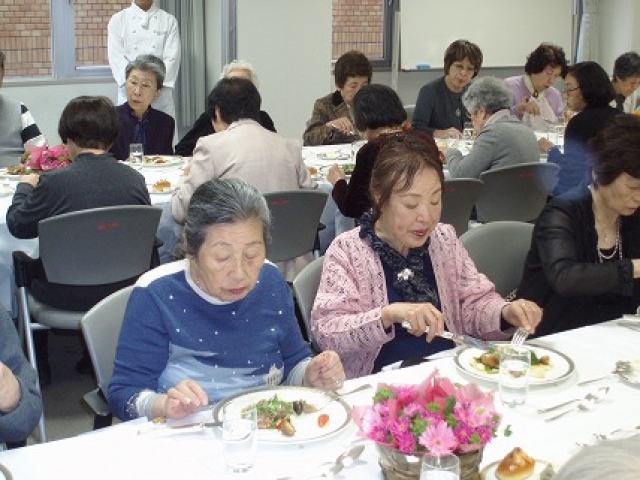 おいしい食事に会話も弾む