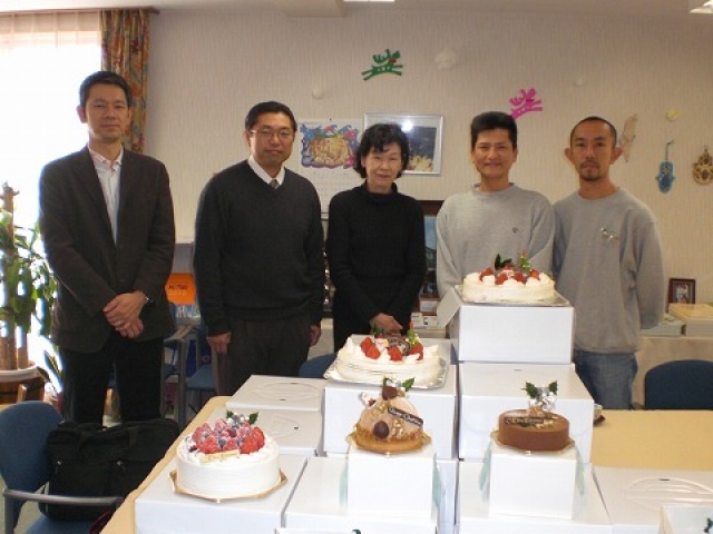 立川の至誠学園にケーキをプレゼント。
<BR>右から２番目が土谷氏
