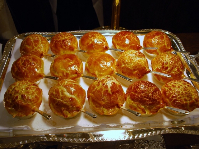 小さなココットに入った牛舌の
<BR>赤ワイン煮　パイ被せ焼き 
<BR>
