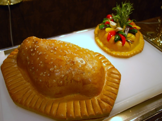 仔羊股肉のロースト 
<BR>粗塩パイ包み焼き　香草風味 
<BR>