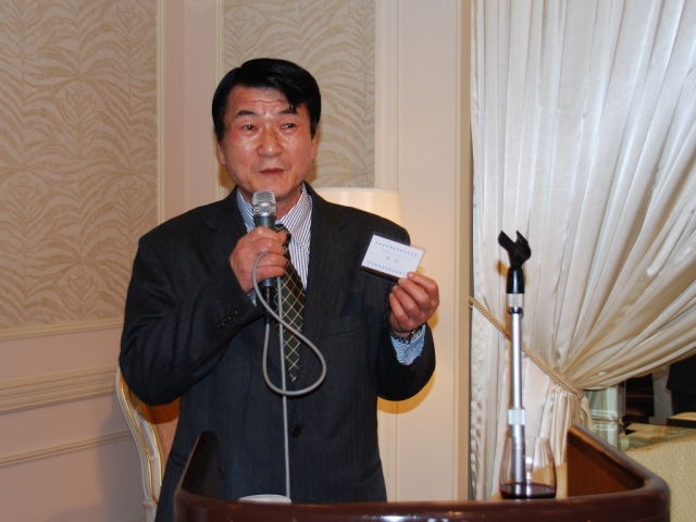 ネームプレートを考案した
<BR>羽吉和男幹事長