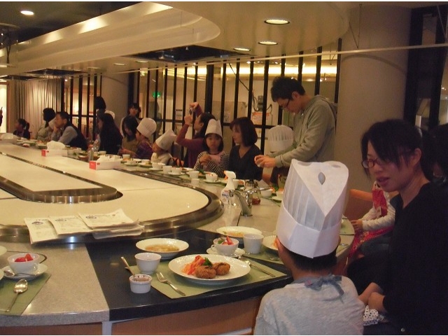 お父さん、お母さんに楽しかったことを伝えながら一緒に食事
