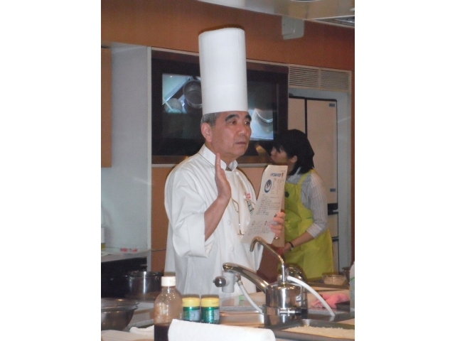 デモンストレーションを行う栗原総料理長