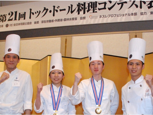 「頑張りました！」左から檜山さん、仁木さん、鈴木さん、青木さん 
<BR>