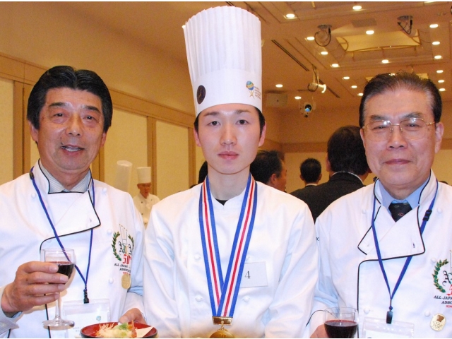 敢闘賞を獲得した鈴木崇也さん（中央）
