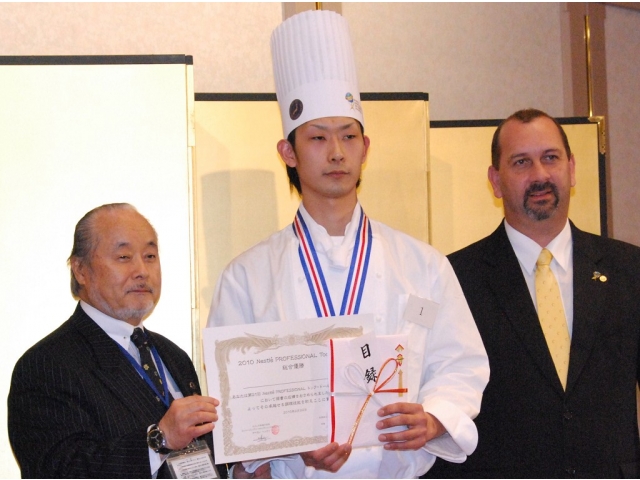 総合優勝を果たした杉田竜也さん（中央）は、「普段から片付けながら仕事することを心掛けている」