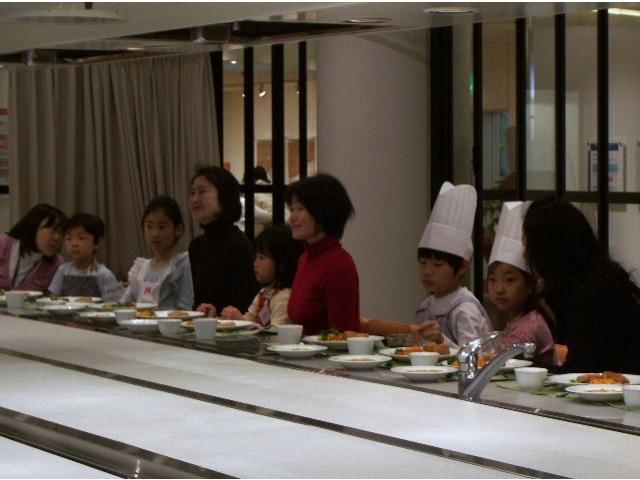 完成してお父さん、お母さんと一緒に食事