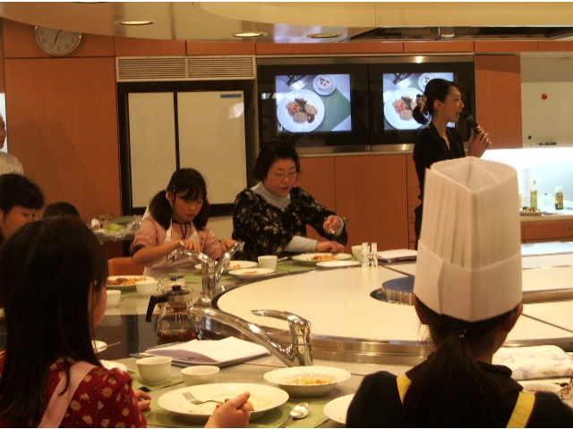米粉パスタについて説明する小国製麺の杉村友喜美さん