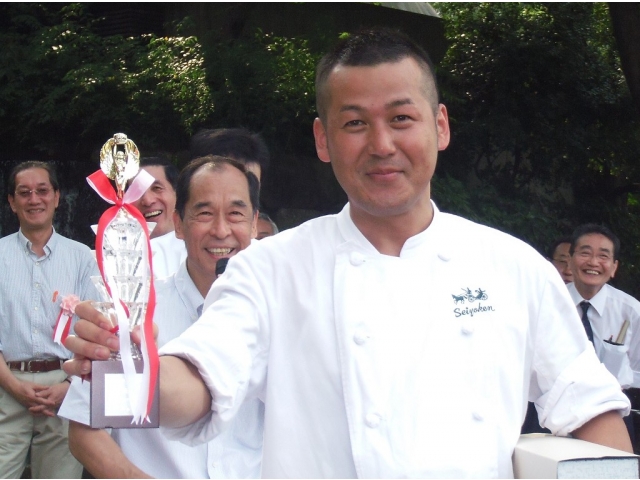 台東区長賞を獲得した上野精養軒の君島祐樹氏