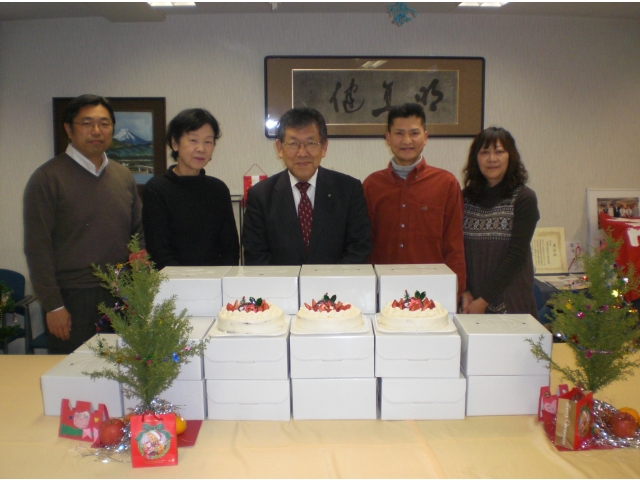 ２４日に至誠学園にケーキを贈り、喜ばれました