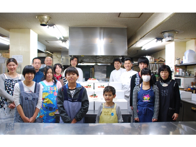 ２３日に市民の方々と協力してクリスマスケーキを作りました