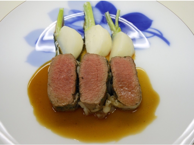 ロゼ色に焼き上がった仔羊肉にカブを添えて
