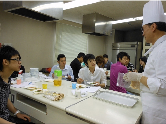 試食中、若者たちに語りかける鈴木先生