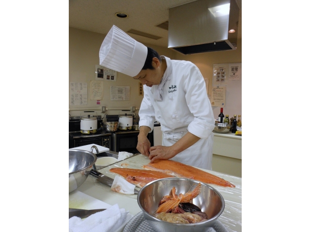 時鮭を卸す精養軒の岡崎シェフ