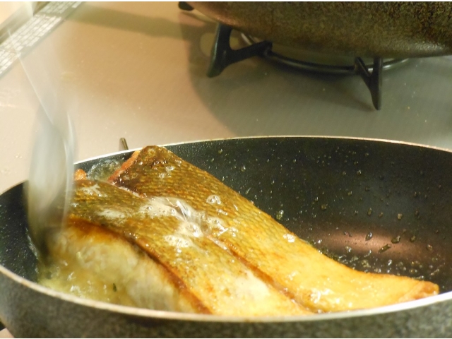 油を掛けながら焼き上げるのがポワレ