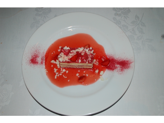 Tira-misu au chocolat blanc avec soupe aux fraises