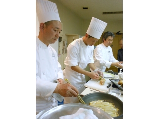 上野精養軒の皆さんが岡崎シェフをサポート