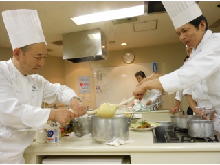 互いの息を合わせて行う「布濾し」