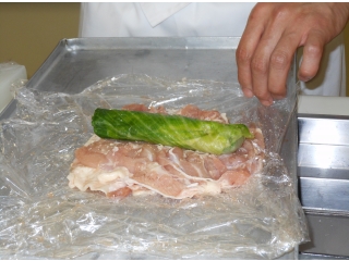 小蝦のムースをレタスで巻き、若鶏で包む