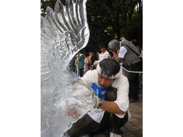 クリスタルのように輝く氷