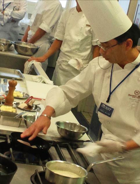 鯛の焼き方を丁寧に説明する講師