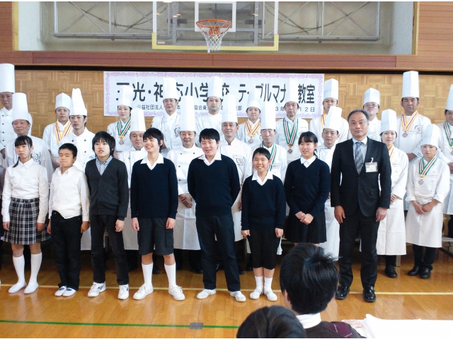 児童と記念撮影