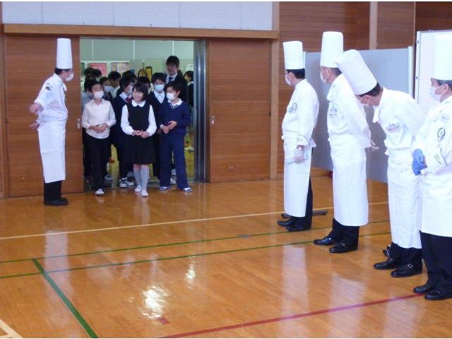 　会場で児童のお迎え
