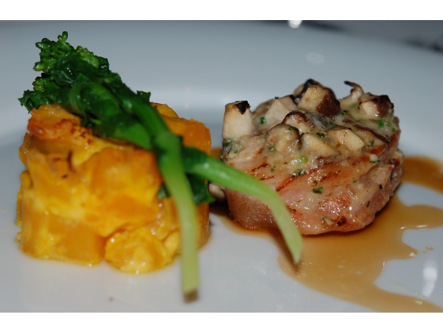 Mignon de Porc en chemise au lard sauce shiltake et Koji