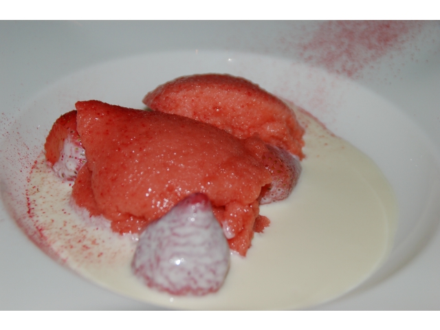 Soupe au chocolat blanc et mousse aux fraises 