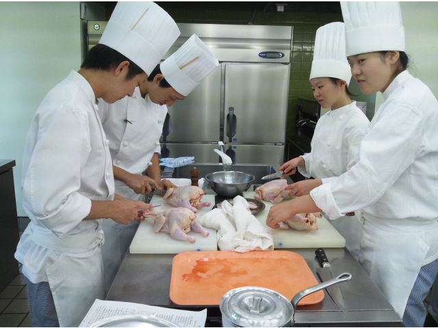 鶏を卸す作業