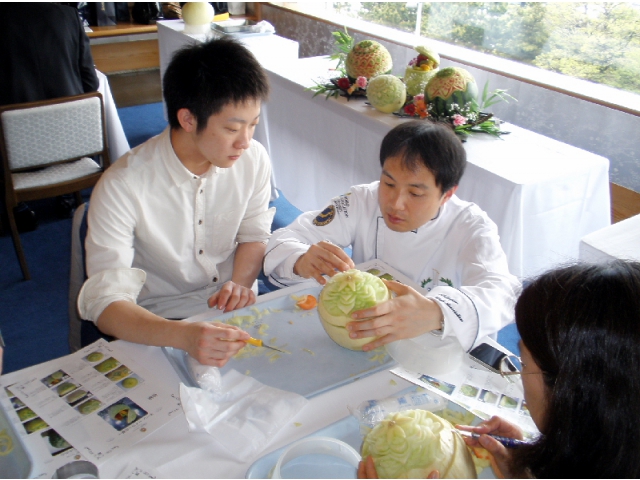 教えている吉岡氏