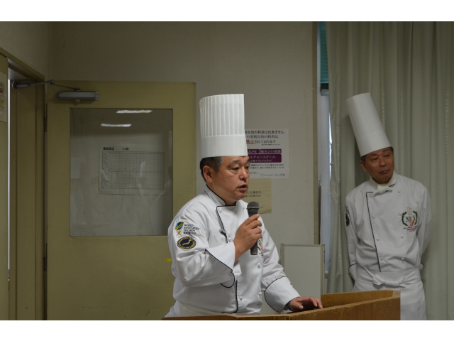 ミルクパンを説明する古屋企画部長