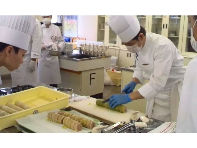 次々と料理が作られる