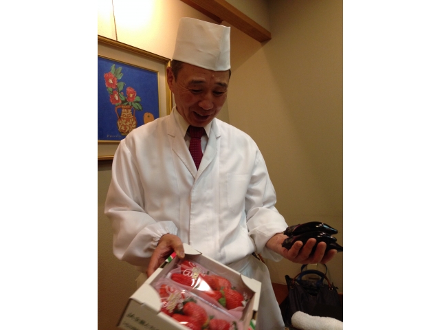 スカイベリーをてにする鈴木親方