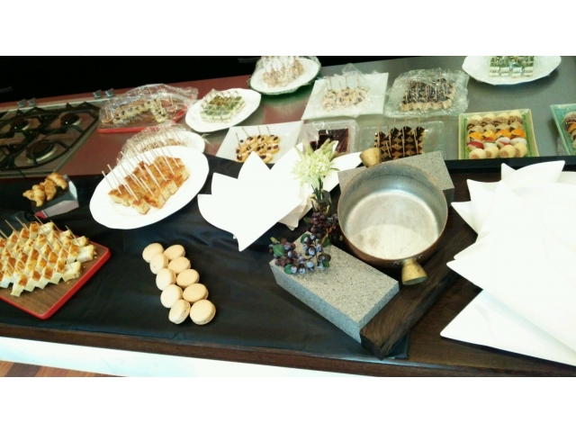 富士物産自慢の商品を試食