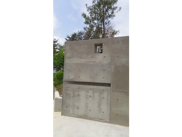 地下へ続くワイン蔵