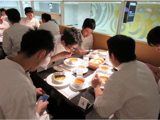 試食風景２